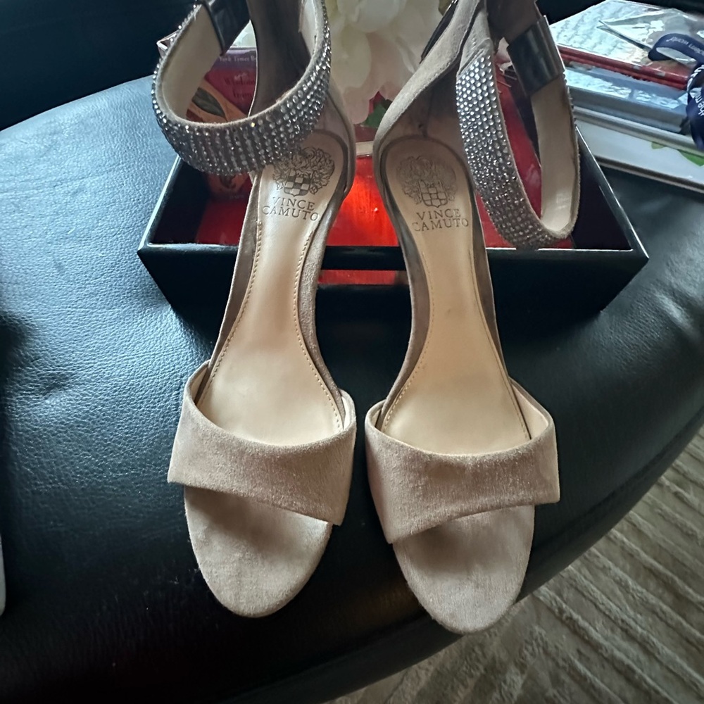 Vince Camuto Tan Suede Sandal w/ Rhinestone Embellishment🌸🌸 🔥🔥